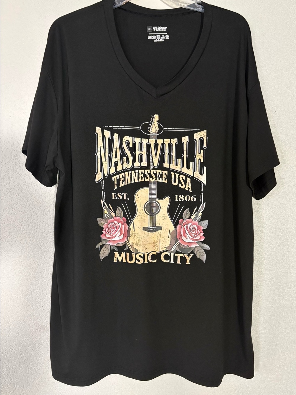 Woman’s Nashville Music City Graphic V-Neck Tee - Black sz 1XL